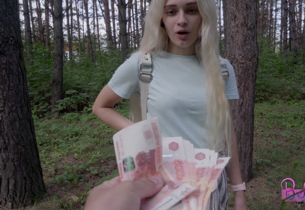 Dùng tiền gạ chịch em gái hám tiền ngay trong rừng vắng vẻ